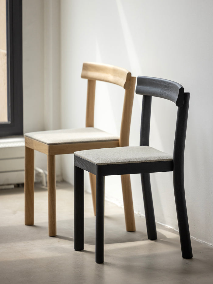 Kann Design - Chaise Galta chêne noir - tissu gris C2072