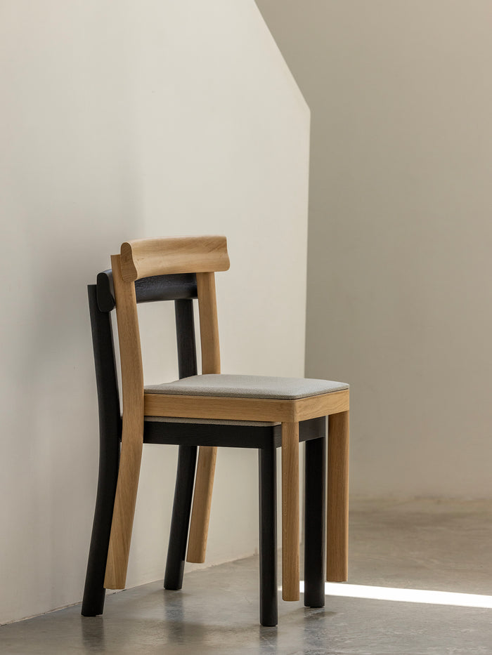 Kann Design - Chaise Galta chêne noir - tissu gris C2072