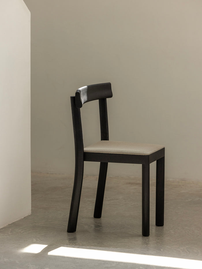 Kann Design - Chaise Galta chêne noir - tissu gris C2072