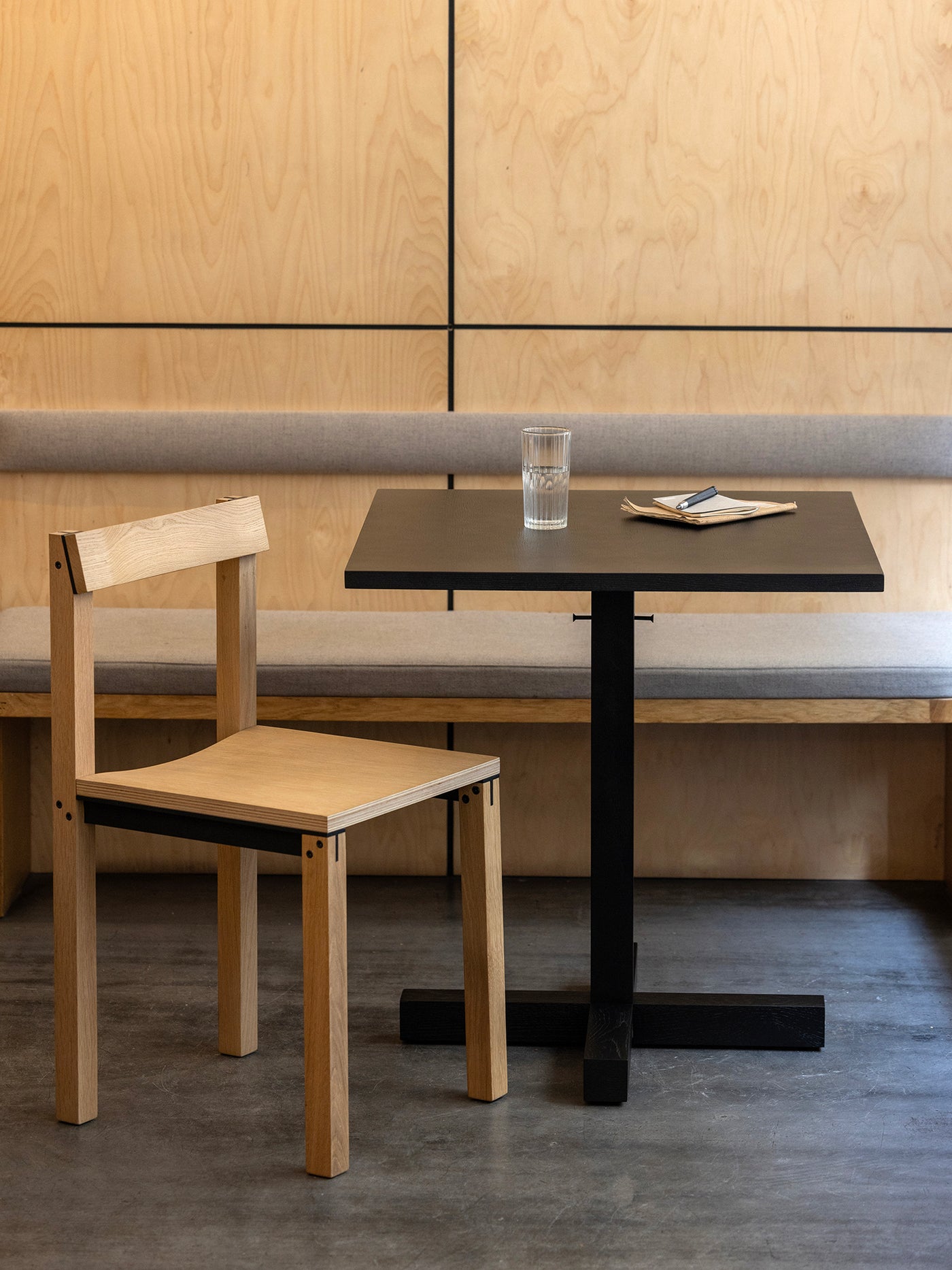 Table de repas Tal Bistro Square 70 - chêne noir DT3043 - Kann Design