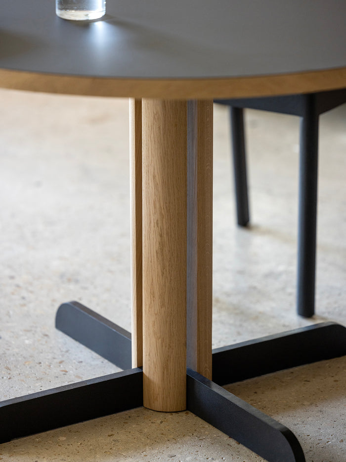 Kann Design - Table de repas Toucan Round noir - chêne DT1942